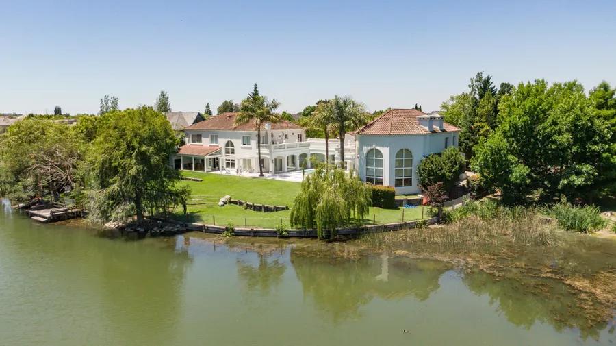 Venta Casa Los Castores, Gran Lote, Sobre El Agua, 6 Dormitorios. Nordelta.